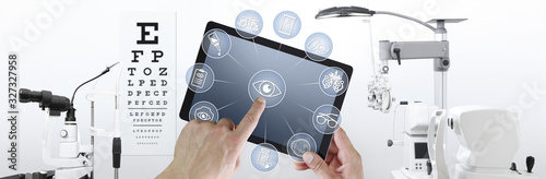 Cuadros en Lienzo hands touch screen of digital tablet with ophthalmologist and optometrist icons