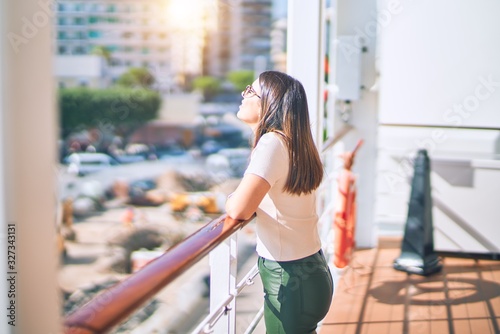 Young beautiful woman on vacation smiling happy and confident Tableau sur Toile