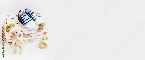 Fotomural newborn. baby accessories on a light background. Selective focus.