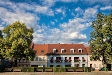 Fototapete - neuruppin, deutschland - idyllische mehrfamilienhäuser am stadtpark