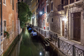 Wall Mural - Narrow canal with boats and vintage houses at dusk. Venice city at night