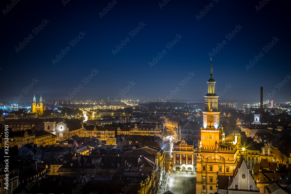 Obraz na płótnie Ratusz na Starym Rynku i Katedra Poznańska w oddali w godzinach wieczornych w salonie