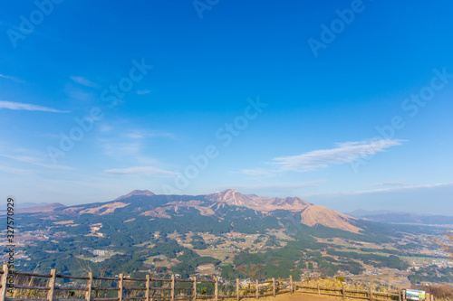晴天の青空を背景に美しい景色阿蘇山の噴火南阿蘇方面から阿蘇五岳と田舎の風景日本against The Clear Blue Sky Beautiful Scenery Mt Aso Eruption Scenery