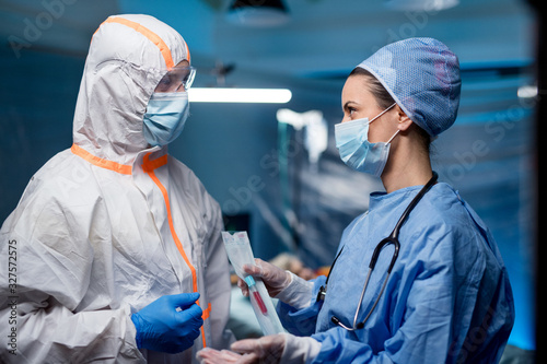 Cuadros en Lienzo Doctors holding samples in hospital, coronavirus concept.