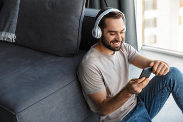 Canvas Print - Optimistic young man chatting by mobile phone.