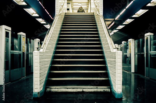 Fototapeta Metro  mezczyzna-na-szczycie-schodow-w-stacji-metra-w-paryzu