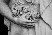 Maria Mutter Gottes Detailaufnahme Hand Mit Rosen - Stadt - Friedhof