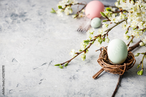 Photo Easter composition on grey concrete backgrount