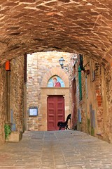 Wall Mural - vecchio arco nel borgo di origini medievali di Barberino Val d'Elsa, un comune toscano in provincia di Firenze, Italia