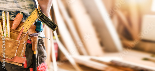 Fotografía The carpenter with measuring and work tools in leather belt