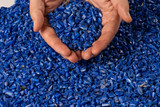 Fototapeta Sawanna - Granelli di plastica riciclata blu