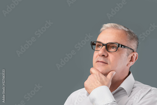 Fotomural Mature pensive man portrait on gray background