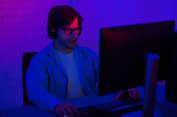 Aufkleber - Gamer At Computer Playing Shooter Games Sitting In Dark Room
