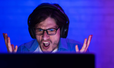 Aufkleber - Gamer Shouting And Gesturing Having Low Internet Sitting Indoor, Low-Light