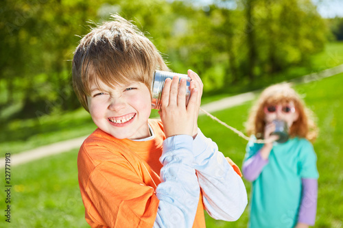 Fotomural Junge beim Telefonieren mit dem Dosentelefon