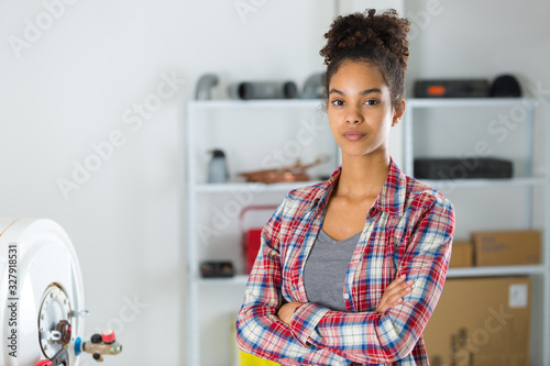 Fotomural portrait of serious young female plumber