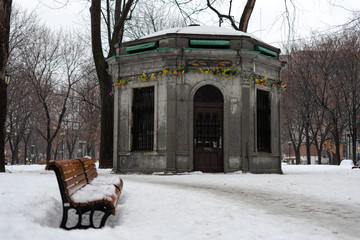 nieve en silla de parque 