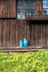 Poster - Emaillie Blechkannen vor Holzhütte