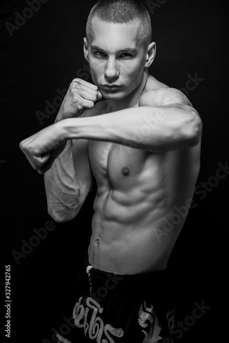 Plakaty MMA  gotowy-do-walki-bokser-mma-wojownik-niski-klucz-czarne-tlo
