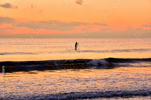 夕日が沈む材木座海岸 Wall Mural Wallpaper Murals Masyok 夕日が沈む材木座海岸 Wall Mural Wallpaper Murals Masyok
