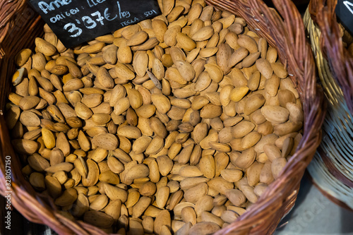 Fotomural Almonds in wicker basket with price tag in Catalan