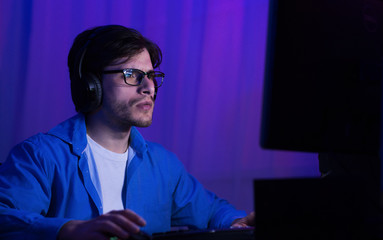 Aufkleber - Freelancer Guy Using Desktop Computer Coding Working Online At Night