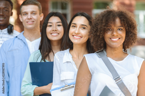 Fotografía Closeup Portrait Of Multi-Ethnical Teens Posing Outdoors