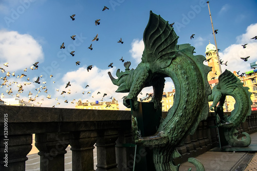 Fotografía Bronze chimera Dragon figures statues in front of the Copenhagen City Hall, Denmark