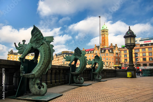 Fotografía Bronze chimera Dragon figures statues in front of the Copenhagen City Hall, Denmark