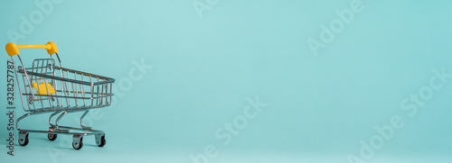 Fotomural Shopping cart on blue background