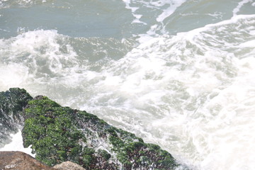 A eterna luta entre as ondas e as rochas, criando imagens maravilhosas