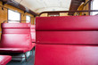 Fotele w starym pociągu pasażerskim
