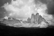 Die Südtiroler Drei Zinnen mit Wolken in schwarzweiß