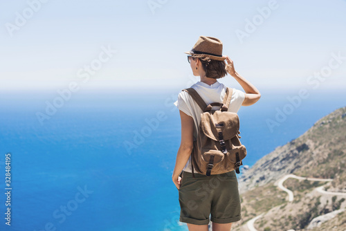 Fotomural Young woman traveler looking at the sea