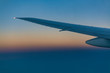 Flugzeug Tragfläche im Sonnenaufgang über den Wolken