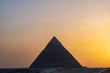 La Pyramide de Khéphren au coucher de Soleil dans le domaines des grandes pyramides d'Egypte.