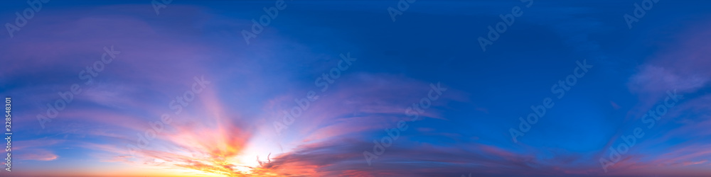 Nahtloses Himmels-Panorama mit intensivem Morgenrot in 360-Grad-Ansicht mit schöner Cumulus-Bewölkung zur Verwendung in 3D-Grafiken als Himmelskuppel oder zur Nachbearbeitung von Drohnenaufnahmen - obrazy, fototapety, plakaty 