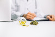 © nokturnal - Arzt verschreibt CBD Kapseln