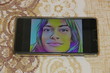 © miquel - chica guapa en pantalla del telefono movil