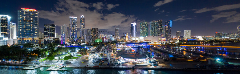 Fototapete - Aerial panorama Downtown Miami Bayside Marketplace Skyviews ferris wheel