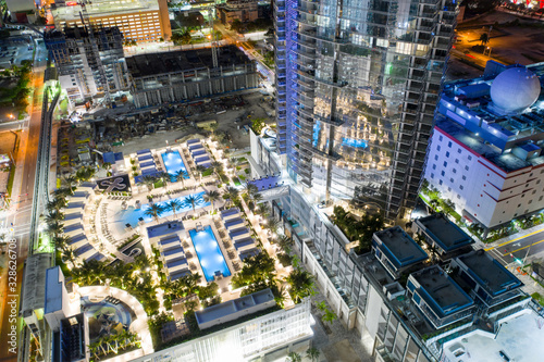Cuadros en Lienzo Paramount Tower Miami pool deck at night