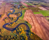 Wijąca się rzeka Gwda wśród pól uprawnych, widok z lotu ptaka