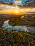 Fototapeta Las - Wijąca się Warta wśród lasów Wielkopolski, widok z lotu ptaka