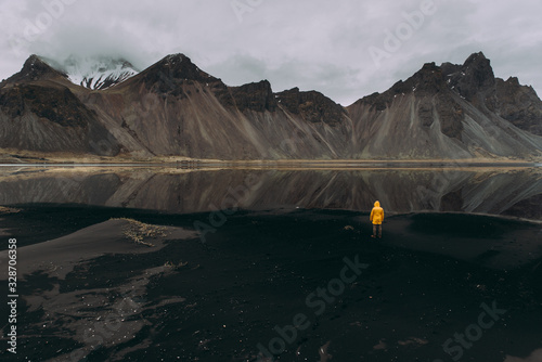 Cuadros en Lienzo Wanderlust explorer discovering icelandic natural wonders