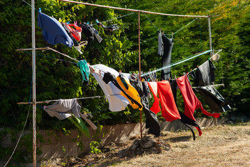 Wall Mural - Tendedero con ropa tendida en un albergue de peregrinos del Camino de Santiago Francés.