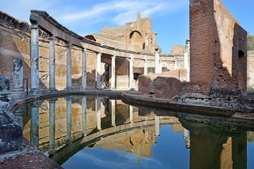 Canvas Print - Teatro Marittimo or maritime Theatre at Villa Adriana (Hadrians Villa) in Tivoli, Italy