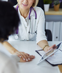 doctor explaining diagnosis to her female patient