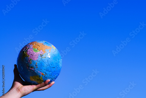 地球 グローバリゼーション 地球 子供の手 パーツカット エコロジー 環境 未来 希望 将来 平和 Stock 写真 Adobe Stock