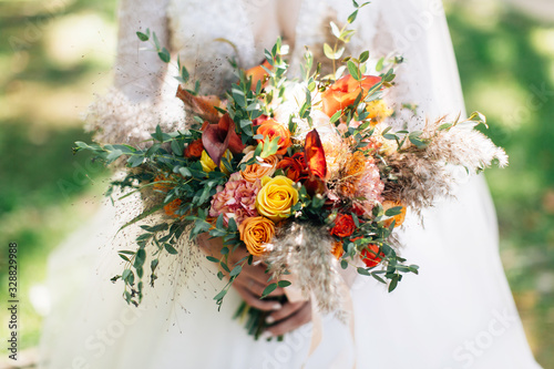 Fotomural Bride holding big wedding bouquet. Autumnal flowers bouquet