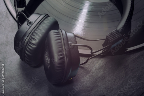 Cuadros en Lienzo Over or on-ear headphones on vinyl record.